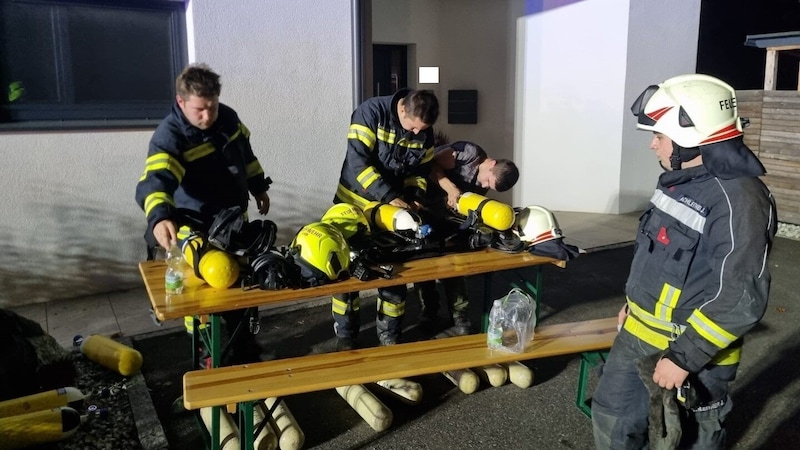 Die Feuerwehrleute beim Anlegen der Atemschutzausrüstung (Bild: FF Klam)