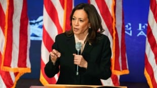 Kamala Harris gibt kurz vor der Präsidentschaftswahl noch viel Geld für Werbung aus.  (Bild: 2024 Getty Images)