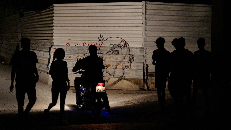 Eine dunkle Straße in Havanna wird nur mit dem Scheinwerfer eines Mopeds erhellt. (Bild: APA/AFP )