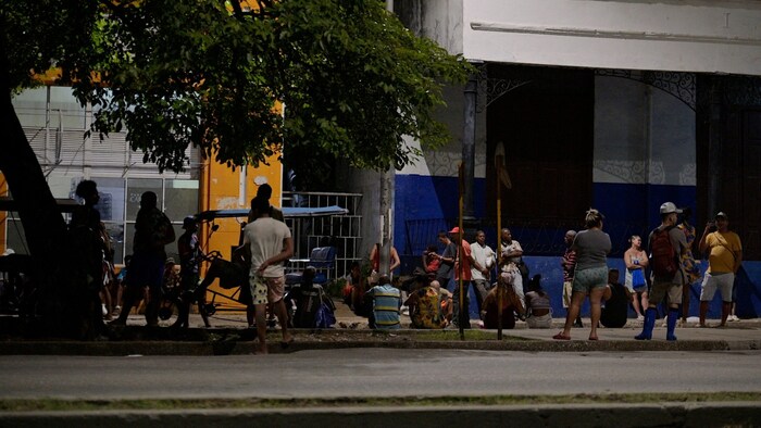 People line up to get bread during the blackout.