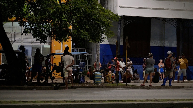 People line up to get bread during the blackout. (Bild: APA/AFP )