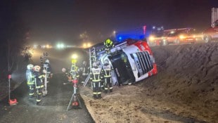 Der Lkw kippte über die Böschung und blieb dort liegen. (Bild: ZOOM Tirol/Krone KREATIV)