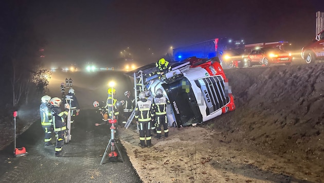 Der Lkw kippte über die Böschung und blieb dort liegen. (Bild: ZOOM Tirol/Krone KREATIV)