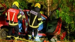 Der Frontalunfall passierte auf der B126 bei Kirchschlag bei Linz (Bild: TEAM FOTOKERSCHI / KERSCHBAUMMAYR)