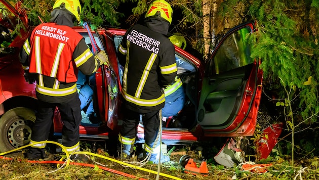 The head-on accident happened on the B126 near Kirchschlag near Linz (Bild: TEAM FOTOKERSCHI / KERSCHBAUMMAYR)