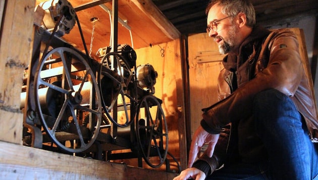 Parish assistant Peter Keplinger with the clockwork (Bild: © Diözese Linz / Renate Enöckl)