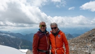 Hermann Maier und Peter Habeler beim Aufstieg auf den Olperer im Tiroler Zillertal. (Bild: ORF/Interspot Film/Christoph Prochazka)