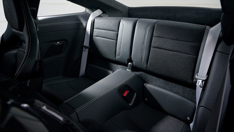 Rear seats were not previously available for the GT3. (Bild: Porsche)