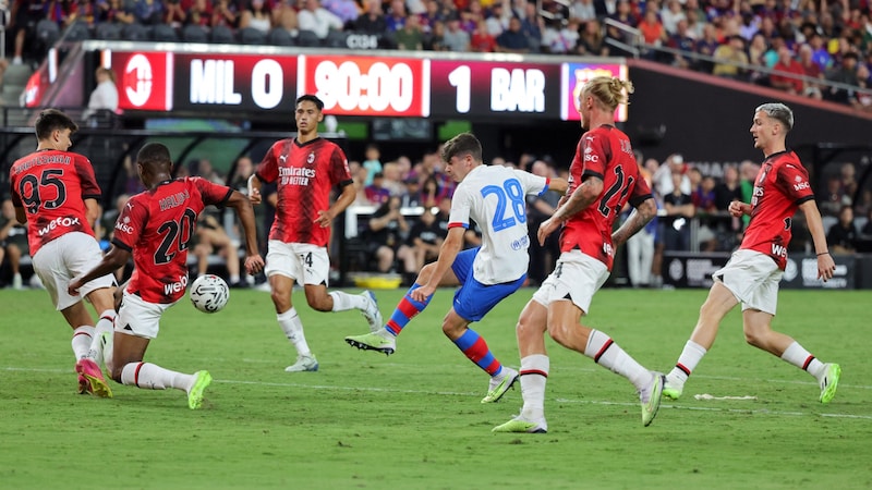 Barca jewel Aleix Garrido (center) surrounded by Milan players. (Bild: AFP/GETTY IMAGES/Ethan Miller)