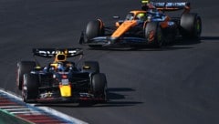 Max Verstappen (l.) und Lando Norris lieferten sich ein heißes Duell auf der Strecke. (Bild: APA/Getty Images via AFP/GETTY IMAGES/Mark Sutton)