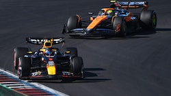 Max Verstappen (l.) und Lando Norris lieferten sich ein heißes Duell auf der Strecke. (Bild: APA/Getty Images via AFP/GETTY IMAGES/Mark Sutton)