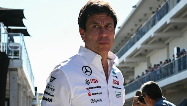 Mercedes-Teamchef Toto Wolff kann die Entscheidungen der Rennleitung nicht verstehen. (Bild: APA/AFP/ANGELA WEISS)