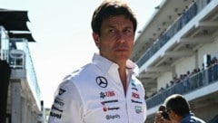 Mercedes-Teamchef Toto Wolff kann die Entscheidungen der Rennleitung nicht verstehen. (Bild: APA/AFP/ANGELA WEISS)