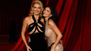 Kendall und Kylie Jenner posieren gemeinsam bei der Academy Museum Gala (Bild: APA Pool/Valerie Macon / AFP)