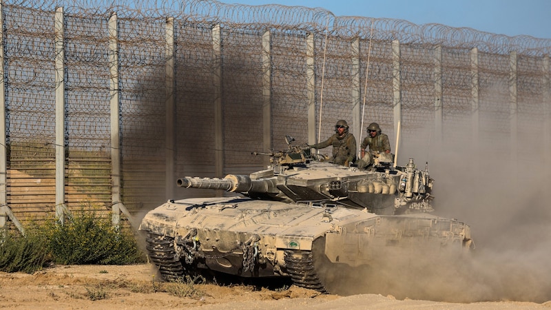 Ein israelischer Panzer an der Grenze zum Gazastreifen (Bild: APA/AFP)