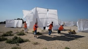 Bei der Versammlung im Rahmen eines einwöchigen Wallfahrtsfests wurden auch mehrere Hütten aufgebaut.  (Bild: APA/ Associated Press)