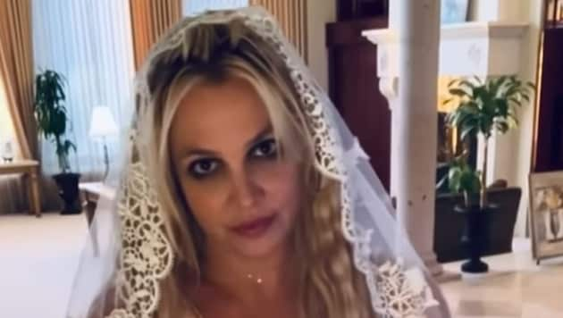 Britney Spears shows off her bridal veil on Instagram. (Bild: www.instagram.com/britneyspears)