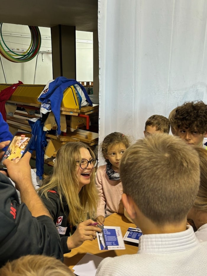 Schrieb viele Autogramme: Elena Dengg.