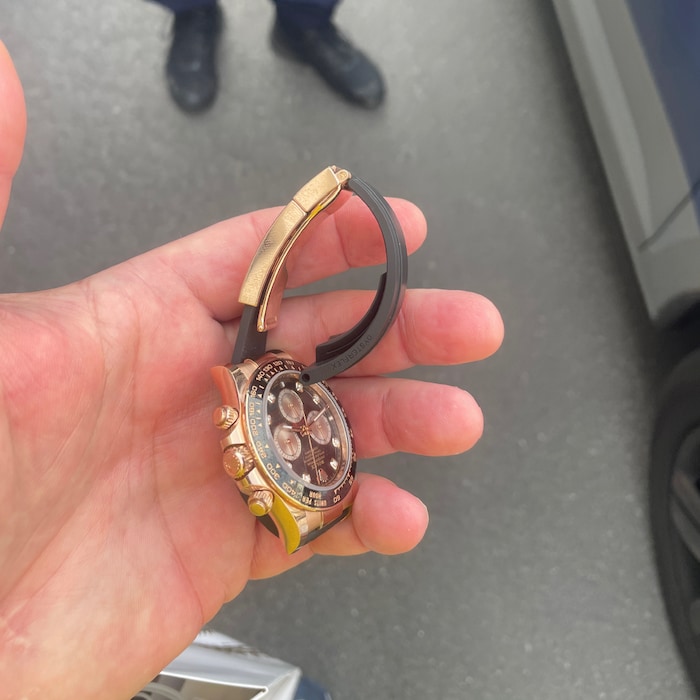Diese Rolex Daytona rissen die Täter dem 47-Jährigen vom Handgelenk und beschädigten sie dabei ...