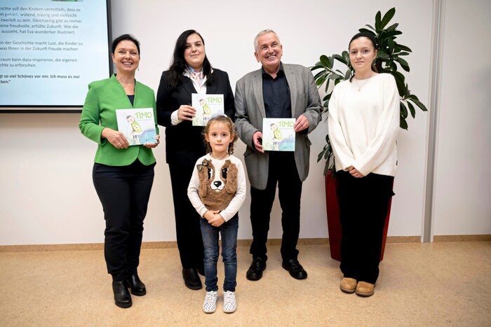 Autorin Karin Lindtner (li.),  Uliana Zadvorniak von der ukrainischen Botschaft  (2.v.li.) und Initiator Alfred Brader bei der Präsentation in St. Pölten.
