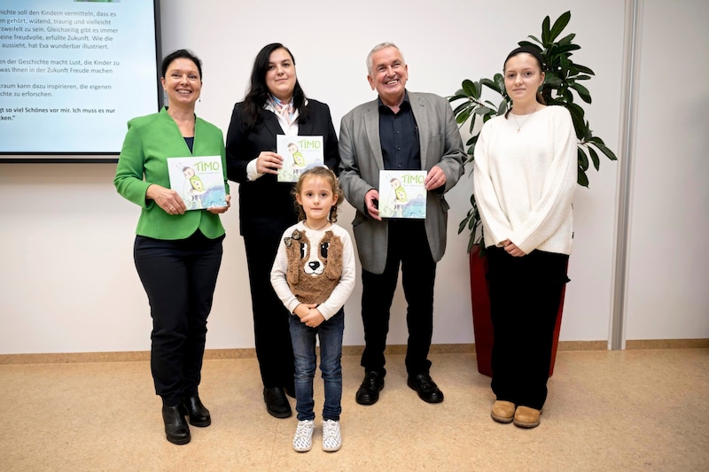 Author Karin Lindtner (left), Uliana Zadvorniak from the Ukrainian embassy (2nd from left) and initiator Alfred Brader at the presentation in St. Pölten. (Bild: Antal Imre/Imre Antal)