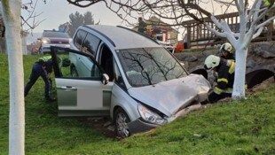 Insgesamt sechs Personen befanden sich im Unfallwagen. (Bild: FF Feldbach)