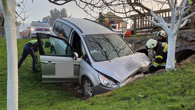 A total of six people were in the car. (Bild: FF Feldbach)