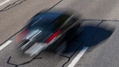 Von seinem Auto muss sich ein 17-jähriger Salzburger verabschieden. Er wurde im August auf der A1 bei Ansfeld mit 192 km/h in einer 100er-Zone geblitzt (Symbolbild). (Bild: Dimitri Metz – stock.adobe.com)