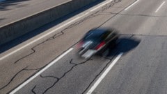 Von seinem Auto muss sich ein 17-jähriger Salzburger verabschieden. Er wurde im August auf der A1 bei Ansfeld mit 192 km/h in einer 100er-Zone geblitzt (Symbolbild). (Bild: stock.adobe.com/Dimitri Metz)