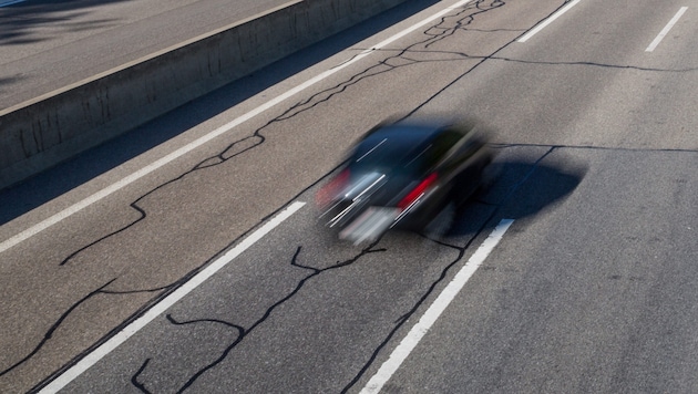 A 17-year-old from Salzburg has to say goodbye to his car. In August, he was flashed at 192 km/h in a 100 km/h zone on the A1 near Ansfeld (symbolic image). (Bild: stock.adobe.com/Dimitri Metz)