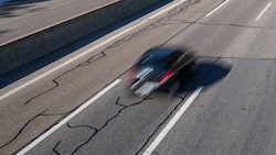 Von seinem Auto muss sich ein 17-jähriger Salzburger verabschieden. Er wurde im August auf der A1 bei Ansfeld mit 192 km/h in einer 100er-Zone geblitzt (Symbolbild). (Bild: stock.adobe.com/Dimitri Metz)