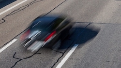 Von seinem Auto muss sich ein 17-jähriger Salzburger verabschieden. Er wurde im August auf der A1 bei Ansfeld mit 192 km/h in einer 100er-Zone geblitzt (Symbolbild). (Bild: stock.adobe.com/Dimitri Metz)