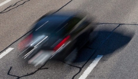 Die Täter machten sich mit dem Auto auf und davon (Symbolbild). (Bild: Dimitri Metz – stock.adobe.com, Krone KREATIV)