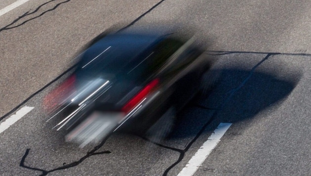 Die Täter machten sich mit dem Auto auf und davon (Symbolbild). (Bild: Dimitri Metz – stock.adobe.com, Krone KREATIV)