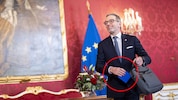 FPÖ-Chef Herbert Kickl kam mit Laptop und einer blauen Box zum Gespräch mit Bundespräsident Alexander Van der Bellen. (Bild: APA/Georg Hochmuth, Krone KREATIV)