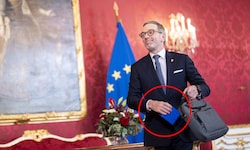 FPÖ-Chef Herbert Kickl kam mit Laptop und einer blauen Box zum Gespräch mit Bundespräsident ...