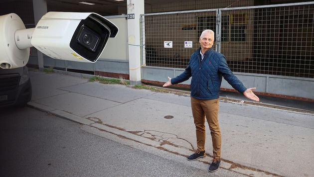 Roman F. only stopped for a few seconds in front of the abandoned petrol station and had to pay 400 euros. He won in court and is now suing the "trappers". (Bild: Krone KREATIV/Zwefo)