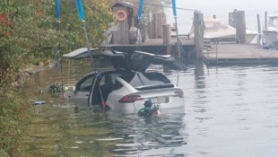 Der Tesla wurde von Tauchern geborgen. (Bild: Fellner Klemens/Krone KREATIV)