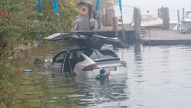 Der Tesla wurde von Tauchern geborgen. (Bild: Fellner Klemens/Krone KREATIV)