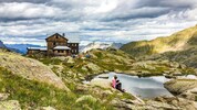 Tirol punktet unter anderem mit Bergerlebnissen wie der Bremer Hütte im Bergsteigerdorf ...
