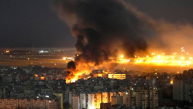 This time, the Israeli air force targeted Hezbollah "financial institutions" in Beirut. (Bild: APA/AP)