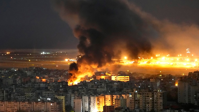 This time, the Israeli air force targeted Hezbollah "financial institutions" in Beirut. (Bild: APA/AP)