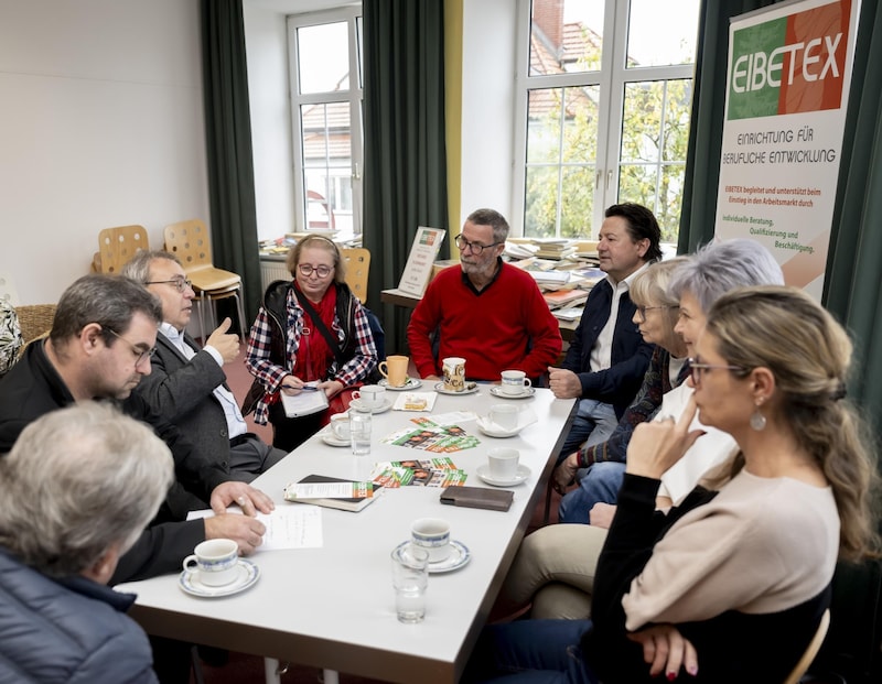 „Runder Tisch“ bei Eibetex – den möchte Experte Karl Immervoll (Mitte) auch mit den vier – zu größeren oder kleineren Teilen zusändigen – Landesräten und AMS NÖ-Chefin Sandra Kern haben. (Bild: Imre Antal)