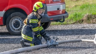 Marlies K. ist seit ihrem 10. Geburtstag bei der Feuerwehr aktiv, dieses Foto entstand bei ihrer Grundausbildung. (Bild: BFK Urfahr-Umgebung)