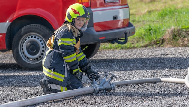 Marlies K. – am Bild links bei ihrer Grundausbildung – ist nach einem Feuerwehr-Einsatz beeinträchtigt. (Bild: BFK Urfahr-Umgebung)