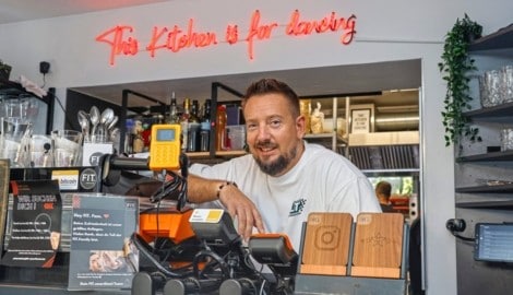 Christopher Conradi führt mit einem Kompagnon seit 2019 das Fit Smartfood in der Maxglaner Hauptstraße. (Bild: Markus Tschepp)