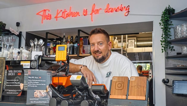 Christopher Conradi has been running Fit Smartfood in Maxglaner Hauptstraße with a partner since 2019. (Bild: Markus Tschepp)