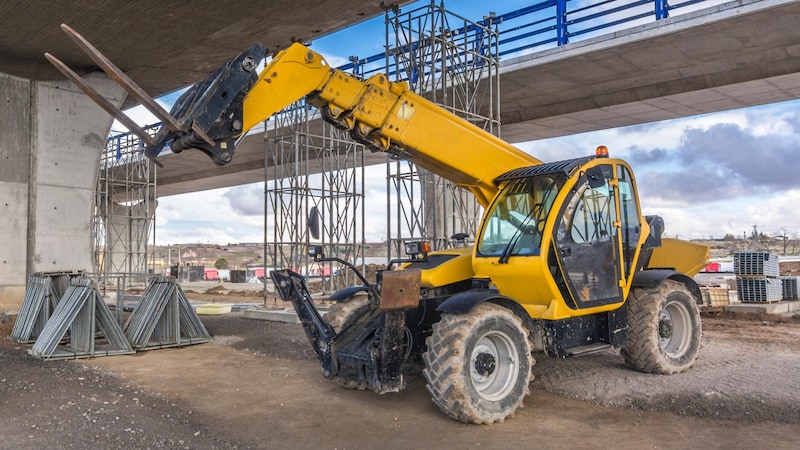 The 36-year-old was driving a telescopic forklift truck (symbolic image). (Bild: stock.adobe.com/Enrique del Barrio - stock.adobe.com)