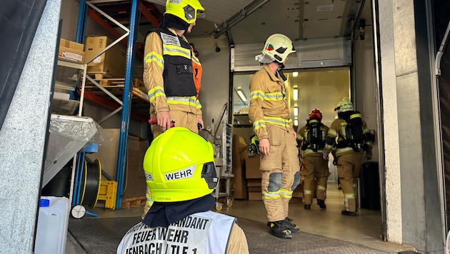 Gegen 10.45 Uhr wurde Alarm geschlagen und mehrere Feuerwehren rückten aus.  (Bild: zoom.tirol)