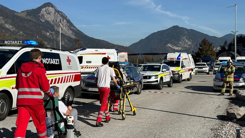 Sechs Personen mussten in Krankenhäuser eingeliefert werden.  (Bild: zoom.tirol)